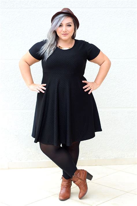 Look plus size com bota de cano curto .